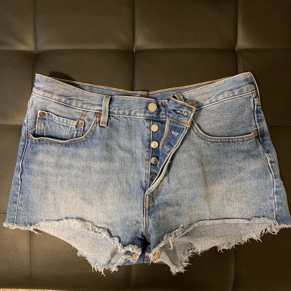 LEVI’S SHORTS 501 SIZE 32